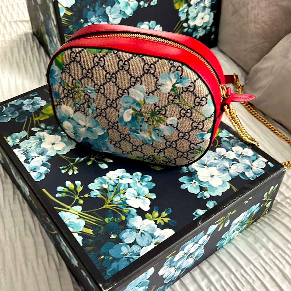 Authentic Gucci Bloom camera bag in MINT CONDITION. Purse & dust bag only